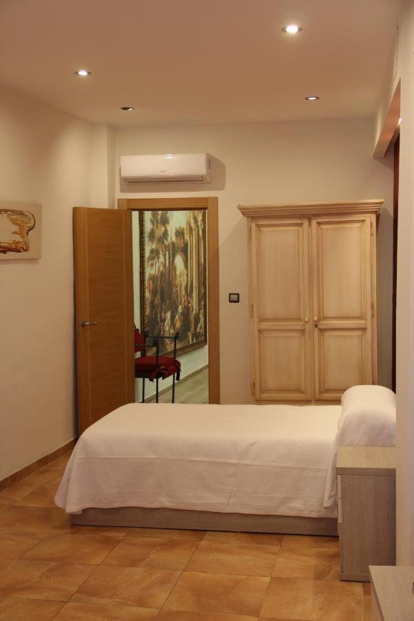 Hostal Poeta Machado Baeza Esterno foto